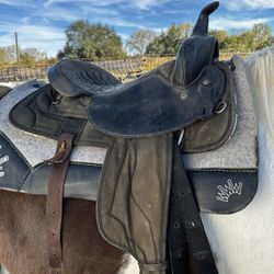 synthetic western saddle 