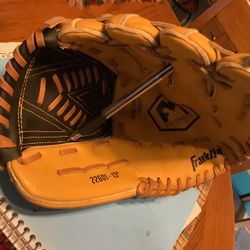Franklin 13” baseball or softball glove perfect for adult or teen, correctly broken in but still still a little stiff. Used only once.  Fieldmaster se