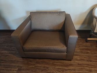 MODERN WIDE CHAIR