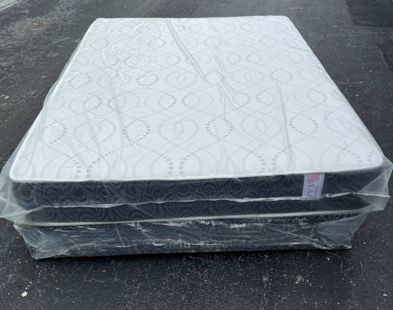 NEW MATTRESS QUEEN SIZE PLUSH WITH BOX SPRING/ FREE πππ