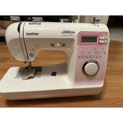 Beautiful Project Runway Sewing Machine ONLY USED TWICE