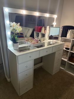 Vanity in good, like-new condition