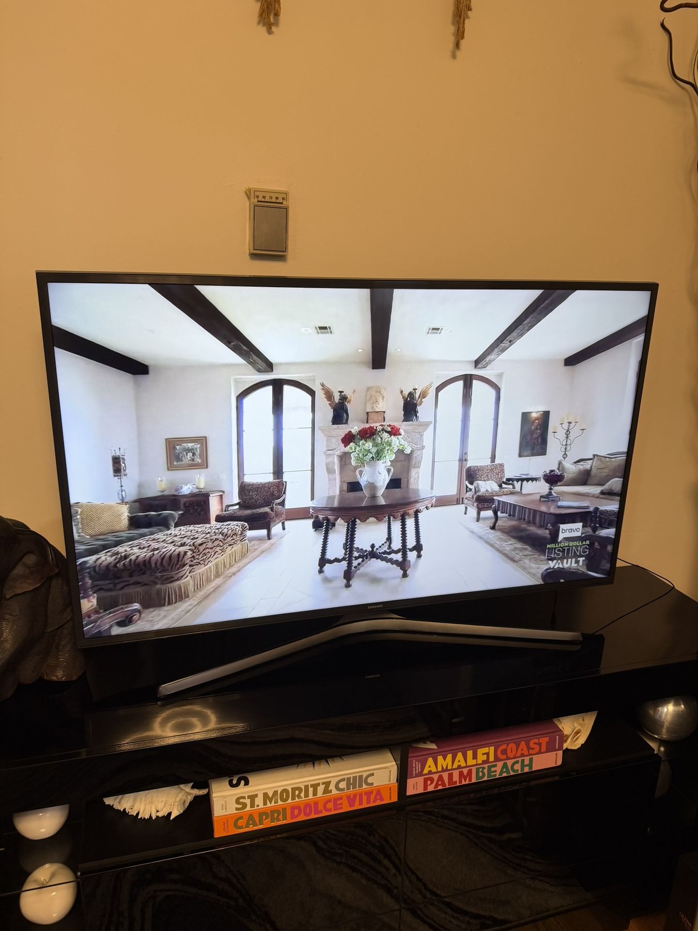 Samsung UN49MU6290 49-inch 4K UHD Smart TV.