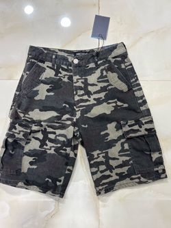 Smokeash brand men's cargo shorts featuring a dark camouflage pattern .