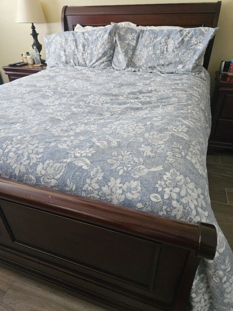 9 Piece Queen. Bedroom Set