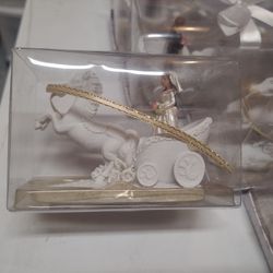 Bride and groom on a carriage favors with the royal look.
