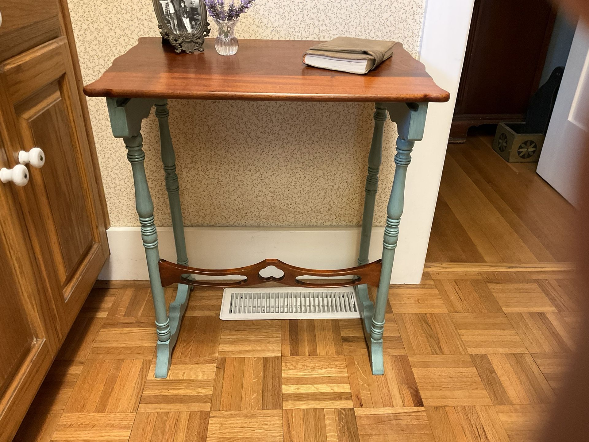 Delicate Vintage Side / End Table / Laptop Desk/ Tv Tray
