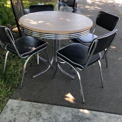 Retro Style 5 Piece Round Dinning Table And Chairs