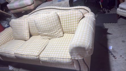 Juego de sofa y dos sillones en buenas condiciones
