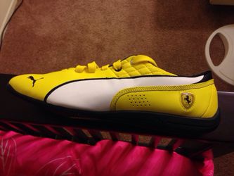 Pumas tennis shoes