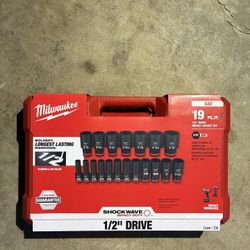 Milwaukee SHOCKWAVE 1/2 in. Drive SAE 6 Point Impact Socket Set (19-Piece) 