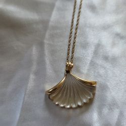 Avon Vtg. Scalloped Deco Shell Necklace 18" Chain 
