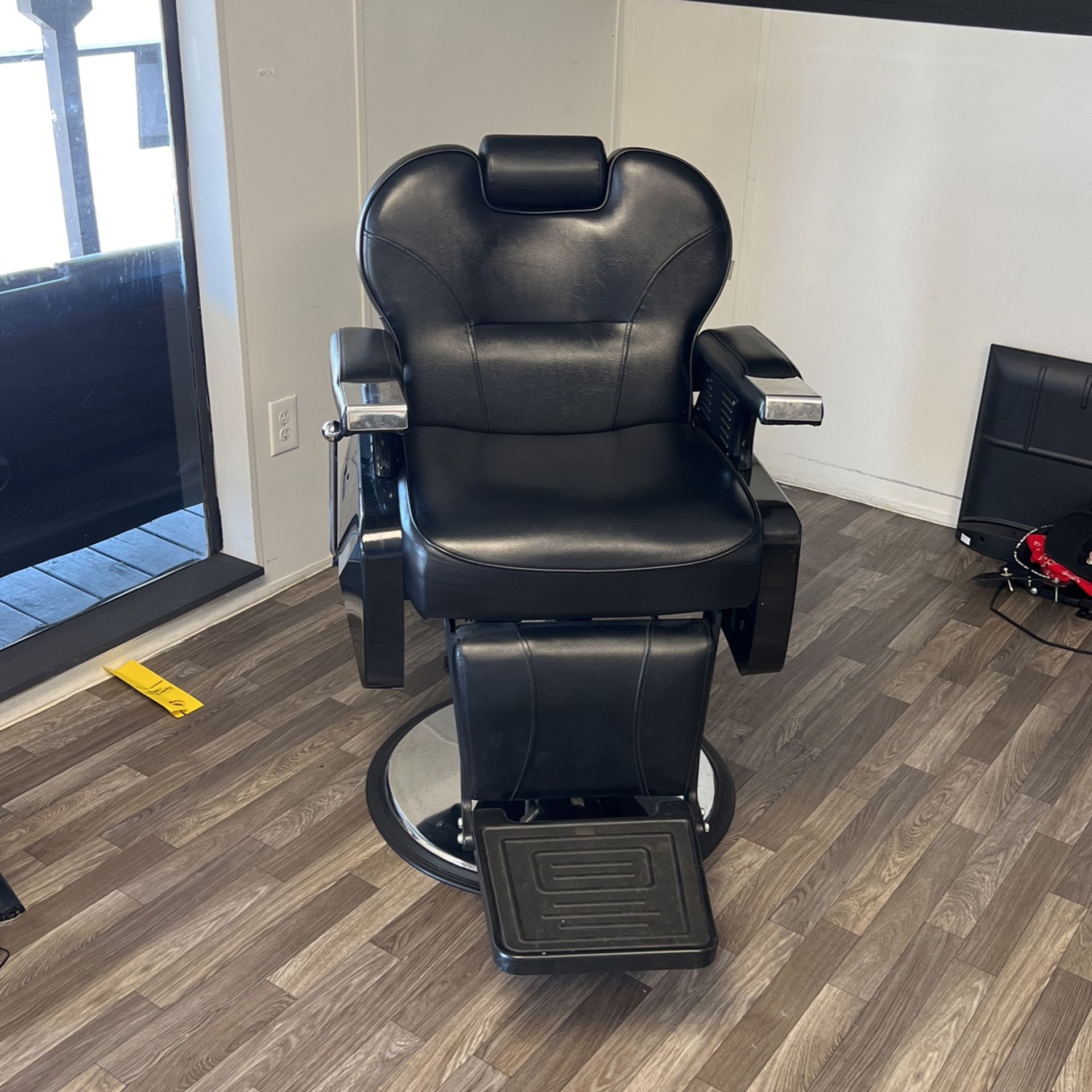 Artist Hand Barber Chair for Sale in Killeen, TX OfferUp