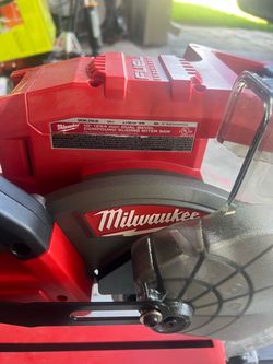 Milwaukee M18 Fuel Dual Bevel Miter Saw