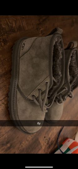 Size 6y Kids Gray Uggs