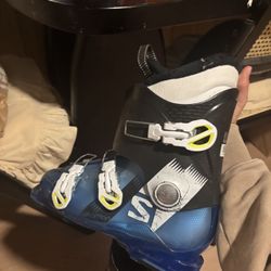 LOW PRICE MOVING- $300 SALOMON SKI BOOTS