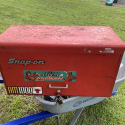 Snapon tool box with key 26”x 14”1/2”x12” all drawers open and close 200 firm inn n Lakeland 