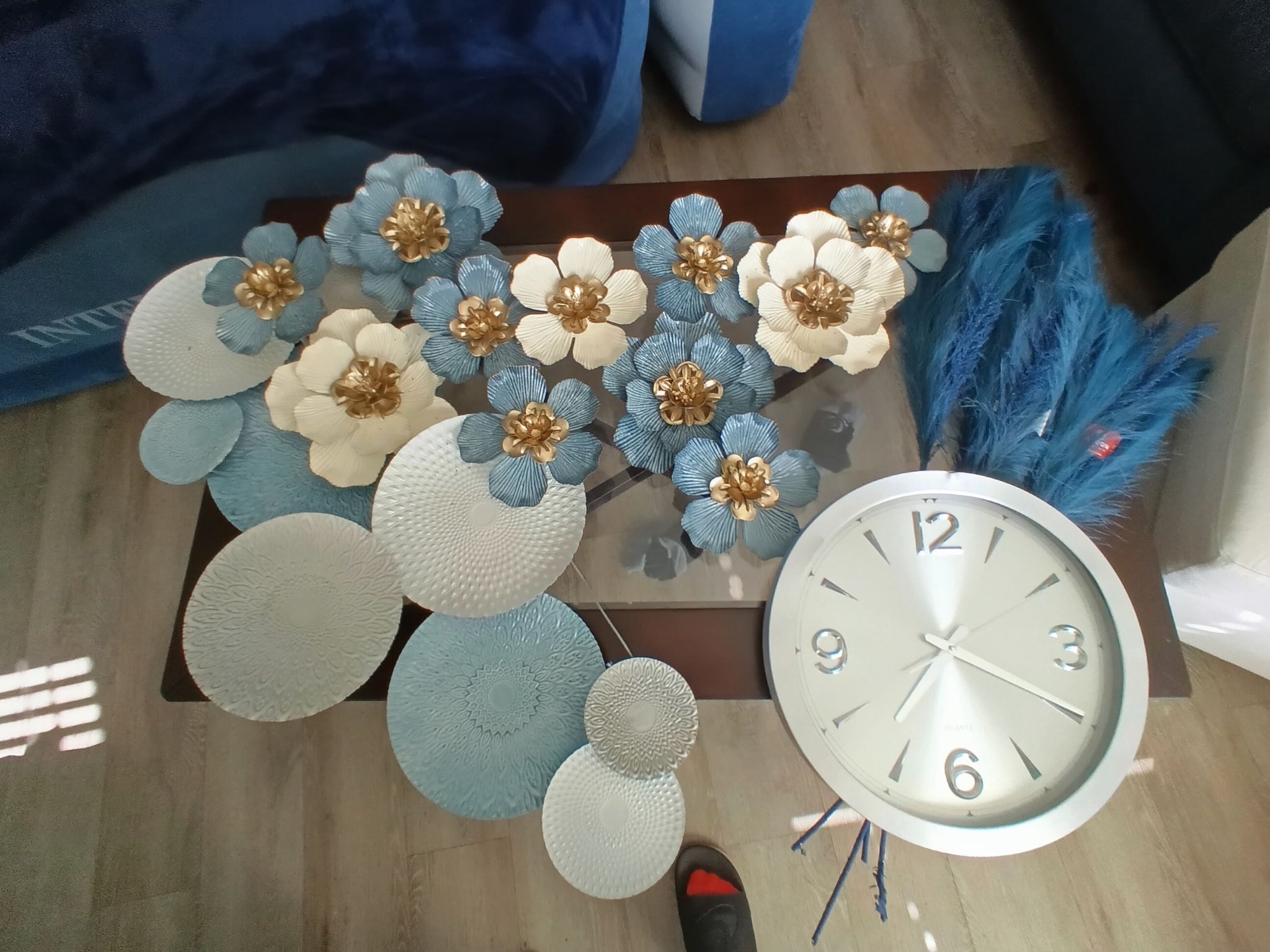 Living Room Furniture  Sofa, Loveseat, Pillows , 1 End Table, Lamp And Wall Pieces Included