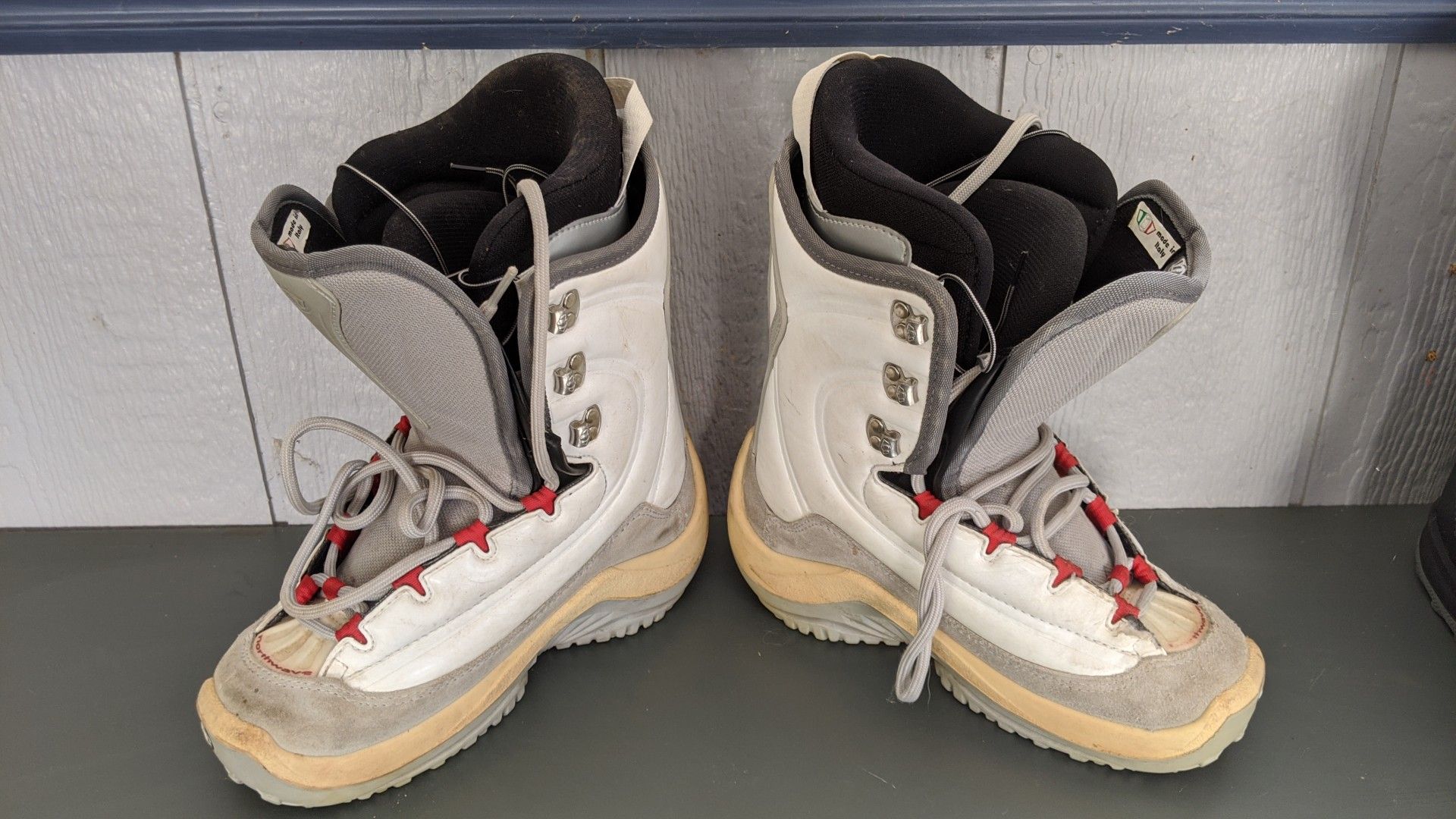 Snowboarding boots