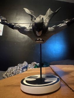 Batman black & white statue