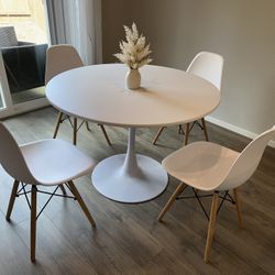 Table With 4 Chairs 