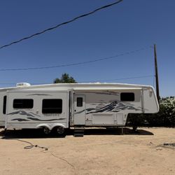 2005 Montana 5th Wheel 