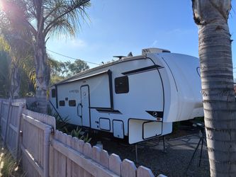 Fifth Wheel RV