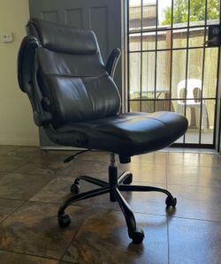 Samyha Ergonomic Office Chair with Flip-Up Arms - Very Good Condition