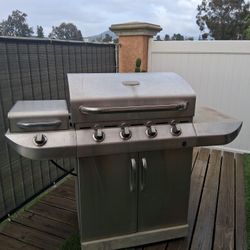 Char-Broil Commercial Series 4-Burner infrared gas grill.