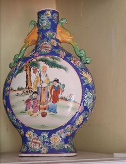 e
All
Products
Visual matches

12 sites
This item appears to be a mid-to-late 20th-century decorative Chinese porcelain moon flask vase (also known as