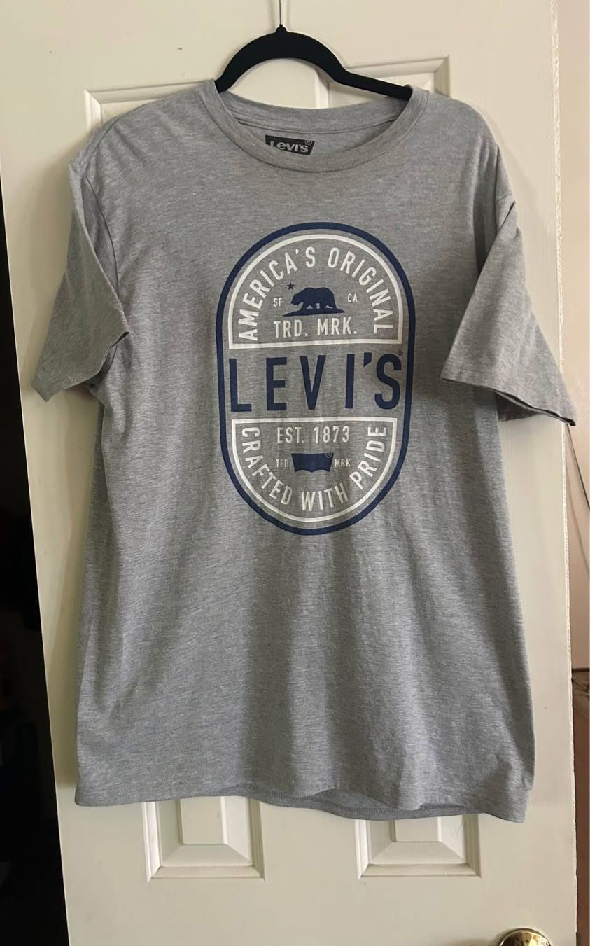 Levi's Gray tee shirt - Large
