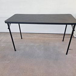 Folding table 
