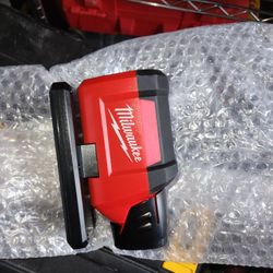 Firm Price 🛑 Milwaukee M12 Used like new usb light & batteryincluded. Precio firme 🛑 
