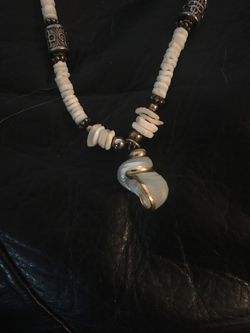 Pearls and shells necklace