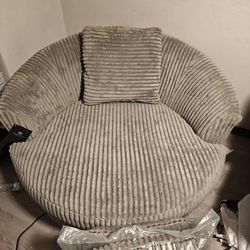 Ashley Lindyn Swivel Loveseat 