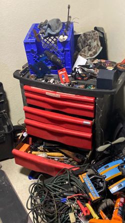 Must go !!!!read Craftsman Rolling toolbox with tools