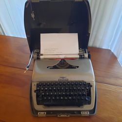 1955 Vintage Adler Privat Typewriter – Fully Working with Original Key!