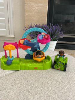 Fisher-Price Little People Carnival Playset Ferris Wheel with 2 Figures and Tractor