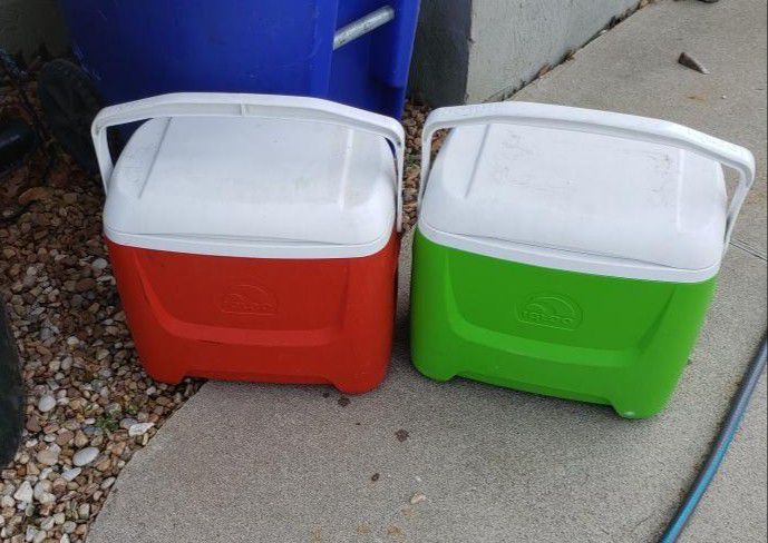 2 Igloo Coolers