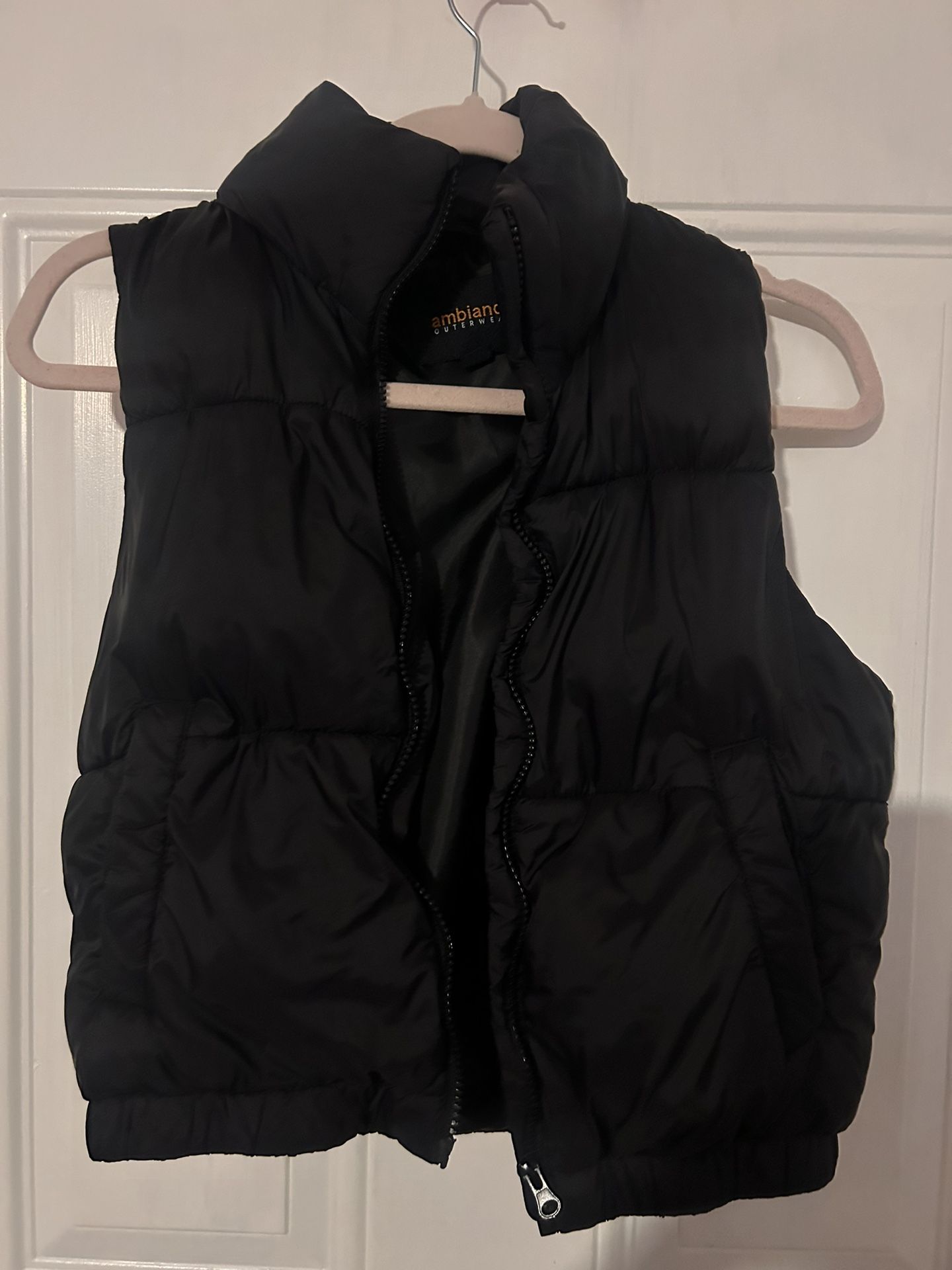 WOMEN’S BLACK PUFFER VEST