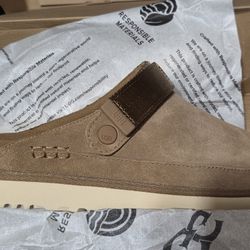 🔥UGG GOLDENSTAR CLOGS🔥
"CHESTNUT" WOMEN'S SIZE 9 AVAILABLE ONLY💲100 TAKES THEM, NEW W/BOX❗️