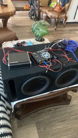 Two kickers 1000 W compR imported box one amplifier kicker 800.1 class D one equalizer sound stream with bass control