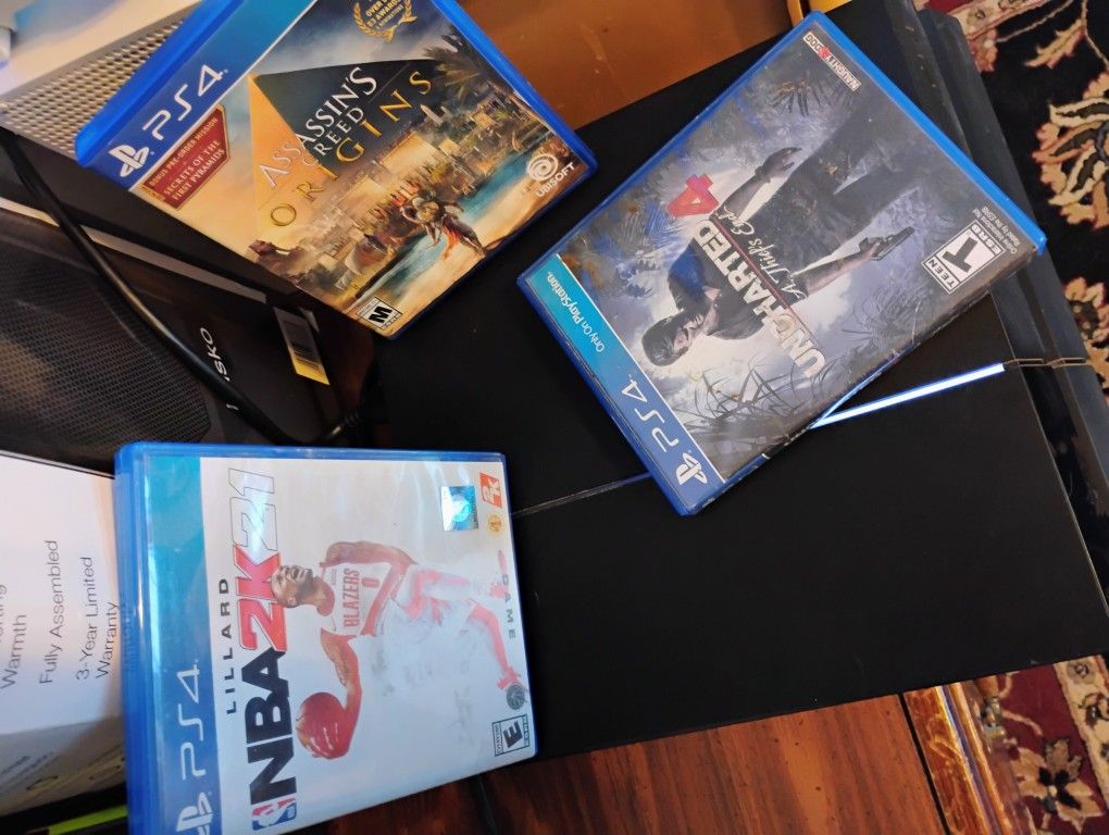 Playstation 4 With Controller And Charging Station