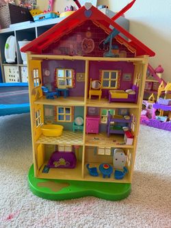 Peppa pig house (with toys)