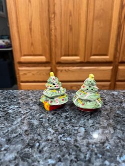 Ceramic Christmas Tree Pair of Salt and Pepper Shakers .  Preowned the bottoms have some wear.  Size approximately 2 1/2 inches tall.  Has been on dis
