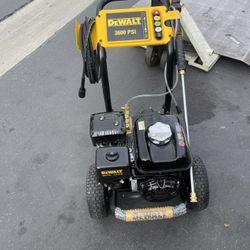 DEWALT 3600 PSI 2.5 GPM Gas Cold Water Professional Pressure Washer with HONDA GX200 Engine