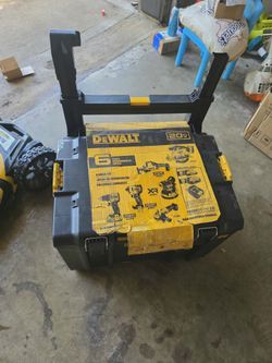 Dewalt 20v  6 Tool combo box new battery and charger included $550 price is there firm/ nueva precio firme $550