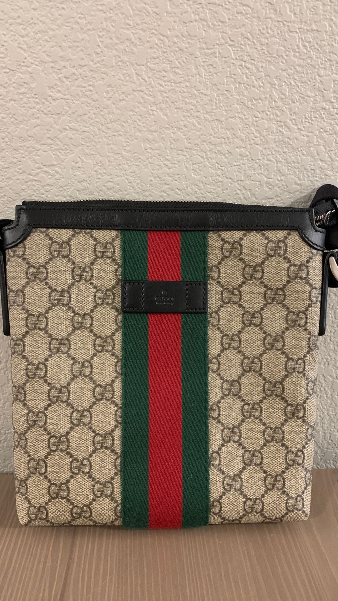 GUCCI WEB GG SUPREME MESSENGER BAG