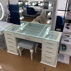 Beautiful Vanity With Lights !!! Well Beat Any Ones Price