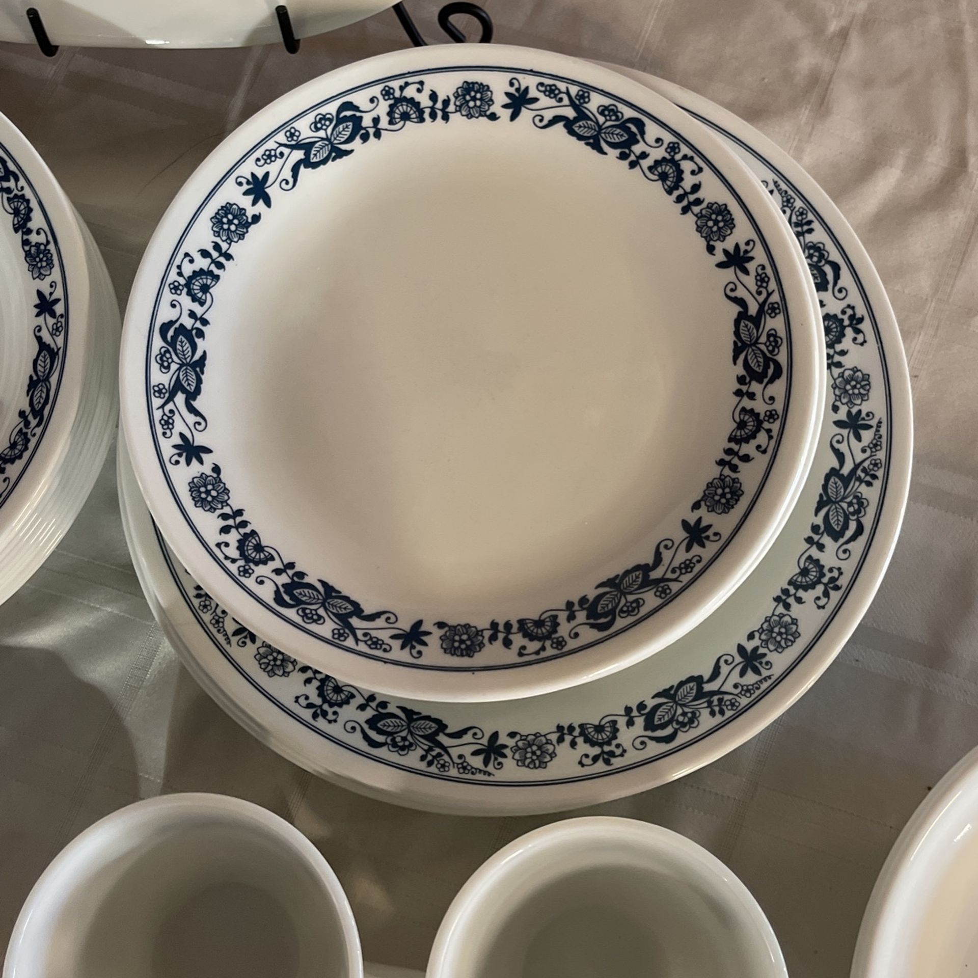Vintage Corelle Dinnerware & Pyrex Cups